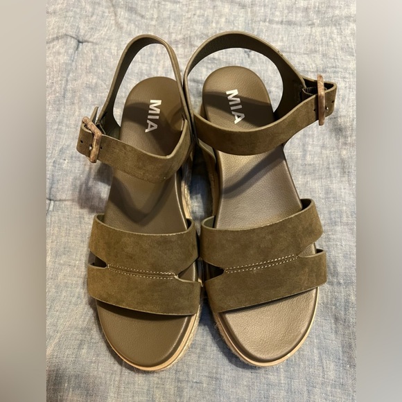 Mia “Evana” Wedge Sandals Olive Green EUC Only Worn Once Size 8 - Picture 7 of 10